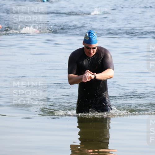 15.06.2025 - 27. Vierlanden-Triathlon Lena Gebhardt http://msf.ph/oto/8043347 15.06.2025 08:31:50 Schwimmen 30, 178 meine-sportfotos.de