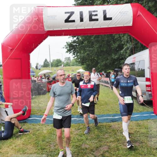 21.06.2025 - 27. Vierlanden-Triathlon MichiJ http://msf.ph/oto/8043348 15.06.2026 13:41:15 Ziel 167, 637, 925, 961 meine-sportfotos.de