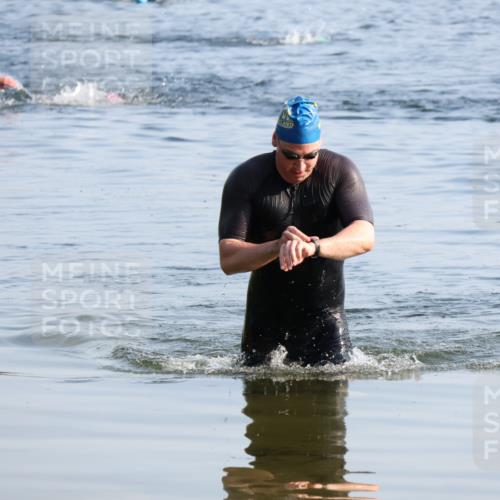 15.06.2025 - 27. Vierlanden-Triathlon Lena Gebhardt http://msf.ph/oto/8043349 15.06.2025 08:31:50 Schwimmen 30, 178 meine-sportfotos.de