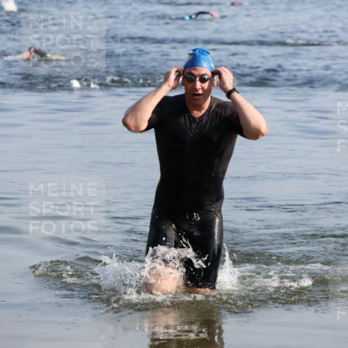 15.06.2025 - 27. Vierlanden-Triathlon Lena Gebhardt http://msf.ph/oto/8043351 15.06.2025 08:31:52 Schwimmen 30, 178 meine-sportfotos.de