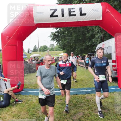 21.06.2025 - 27. Vierlanden-Triathlon MichiJ http://msf.ph/oto/8043352 15.06.2026 13:41:16 Ziel 167, 637, 925, 961 meine-sportfotos.de
