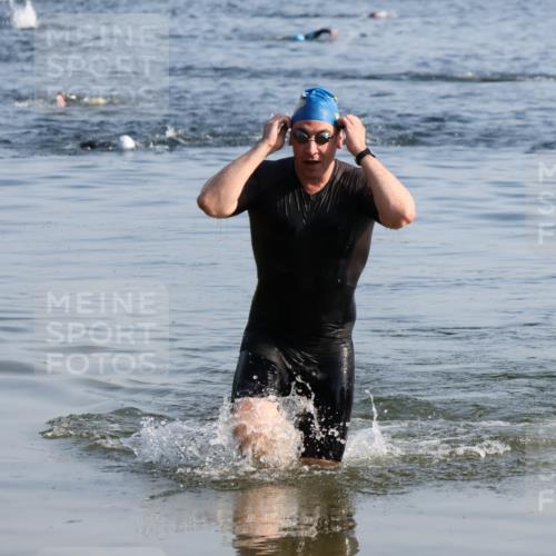 15.06.2025 - 27. Vierlanden-Triathlon Lena Gebhardt http://msf.ph/oto/8043353 15.06.2025 08:31:52 Schwimmen 30, 178 meine-sportfotos.de