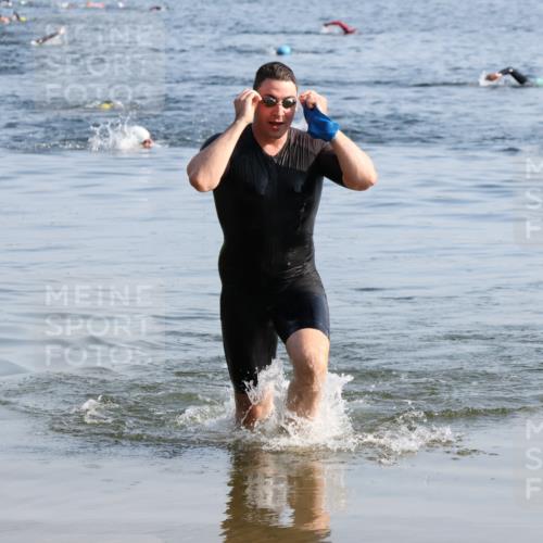 15.06.2025 - 27. Vierlanden-Triathlon Lena Gebhardt http://msf.ph/oto/8043355 15.06.2025 08:31:53 Schwimmen 30, 178 meine-sportfotos.de