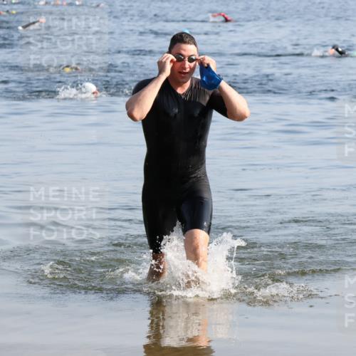15.06.2025 - 27. Vierlanden-Triathlon Lena Gebhardt http://msf.ph/oto/8043357 15.06.2025 08:31:53 Schwimmen 30, 178 meine-sportfotos.de