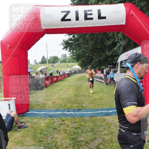21.06.2025 - 27. Vierlanden-Triathlon MichiJ http://msf.ph/oto/8043366 15.06.2026 13:41:34 Ziel 754 meine-sportfotos.de