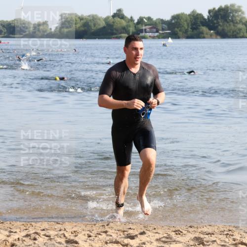 15.06.2025 - 27. Vierlanden-Triathlon Lena Gebhardt http://msf.ph/oto/8043367 15.06.2025 08:31:55 Schwimmen 30, 178 meine-sportfotos.de