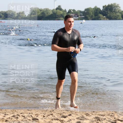 15.06.2025 - 27. Vierlanden-Triathlon Lena Gebhardt http://msf.ph/oto/8043368 15.06.2025 08:31:55 Schwimmen 30, 178 meine-sportfotos.de