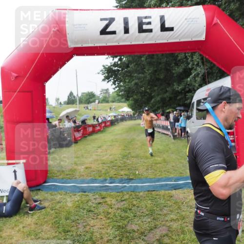 21.06.2025 - 27. Vierlanden-Triathlon MichiJ http://msf.ph/oto/8043369 15.06.2026 13:41:34 Ziel 754 meine-sportfotos.de