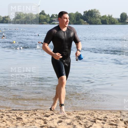 15.06.2025 - 27. Vierlanden-Triathlon Lena Gebhardt http://msf.ph/oto/8043370 15.06.2025 08:31:56 Schwimmen 30, 178 meine-sportfotos.de