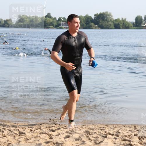 15.06.2025 - 27. Vierlanden-Triathlon Lena Gebhardt http://msf.ph/oto/8043372 15.06.2025 08:31:56 Schwimmen 30, 178 meine-sportfotos.de