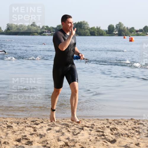 15.06.2025 - 27. Vierlanden-Triathlon Lena Gebhardt http://msf.ph/oto/8043374 15.06.2025 08:31:56 Schwimmen 30, 178 meine-sportfotos.de