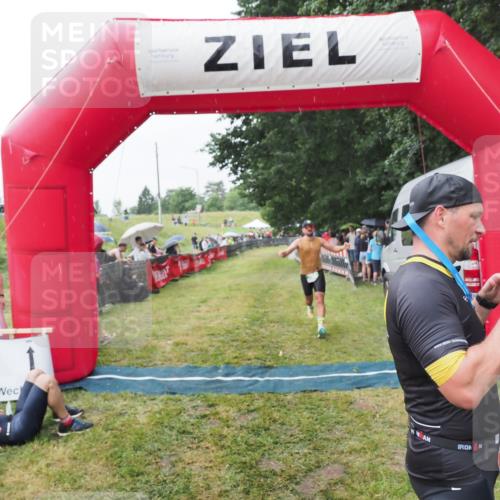 21.06.2025 - 27. Vierlanden-Triathlon MichiJ http://msf.ph/oto/8043375 15.06.2026 13:41:34 Ziel 754 meine-sportfotos.de