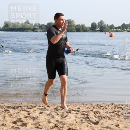 15.06.2025 - 27. Vierlanden-Triathlon Lena Gebhardt http://msf.ph/oto/8043376 15.06.2025 08:31:56 Schwimmen 30, 178 meine-sportfotos.de