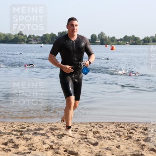 15.06.2025 - 27. Vierlanden-Triathlon Lena Gebhardt http://msf.ph/oto/8043378 15.06.2025 08:31:57 Schwimmen 30, 178 meine-sportfotos.de