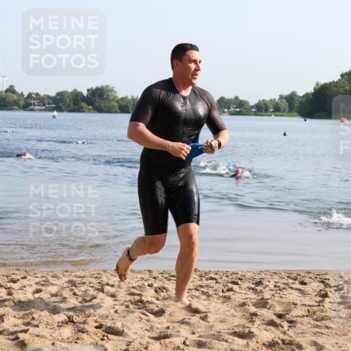 15.06.2025 - 27. Vierlanden-Triathlon Lena Gebhardt http://msf.ph/oto/8043382 15.06.2025 08:31:57 Schwimmen 30, 178 meine-sportfotos.de