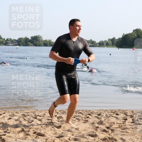15.06.2025 - 27. Vierlanden-Triathlon Lena Gebhardt http://msf.ph/oto/8043384 15.06.2025 08:31:57 Schwimmen 30, 178 meine-sportfotos.de