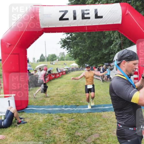 21.06.2025 - 27. Vierlanden-Triathlon MichiJ http://msf.ph/oto/8043386 15.06.2026 13:41:35 Ziel 754 meine-sportfotos.de