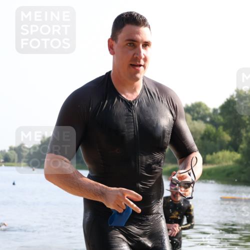 15.06.2025 - 27. Vierlanden-Triathlon Lena Gebhardt http://msf.ph/oto/8043387 15.06.2025 08:31:58 Schwimmen 30, 178 meine-sportfotos.de