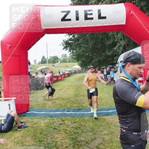 21.06.2025 - 27. Vierlanden-Triathlon MichiJ http://msf.ph/oto/8043388 15.06.2026 13:41:35 Ziel 754 meine-sportfotos.de
