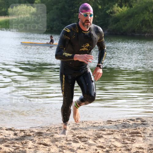 15.06.2025 - 27. Vierlanden-Triathlon Lena Gebhardt http://msf.ph/oto/8043391 15.06.2025 08:32:00 Schwimmen 30, 178 meine-sportfotos.de