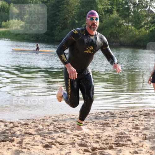 15.06.2025 - 27. Vierlanden-Triathlon Lena Gebhardt http://msf.ph/oto/8043393 15.06.2025 08:32:00 Schwimmen 30, 178 meine-sportfotos.de