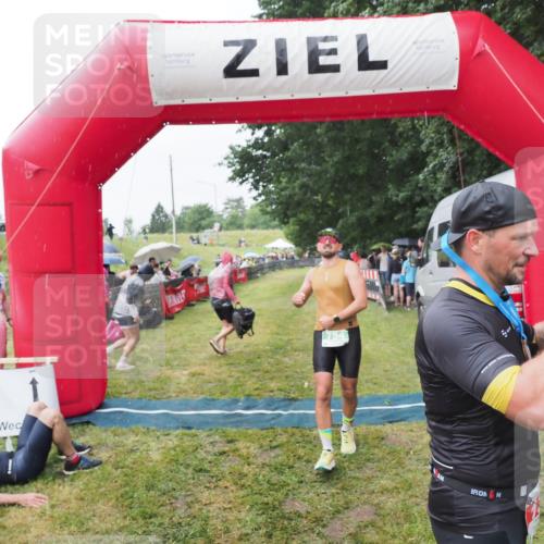 21.06.2025 - 27. Vierlanden-Triathlon MichiJ http://msf.ph/oto/8043394 15.06.2026 13:41:35 Ziel 754 meine-sportfotos.de