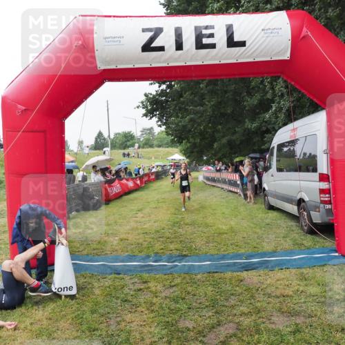 21.06.2025 - 27. Vierlanden-Triathlon MichiJ http://msf.ph/oto/8043396 15.06.2026 13:41:55 Ziel 899 meine-sportfotos.de