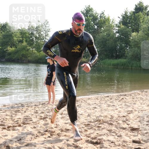 15.06.2025 - 27. Vierlanden-Triathlon Lena Gebhardt http://msf.ph/oto/8043401 15.06.2025 08:32:01 Schwimmen 30, 178 meine-sportfotos.de