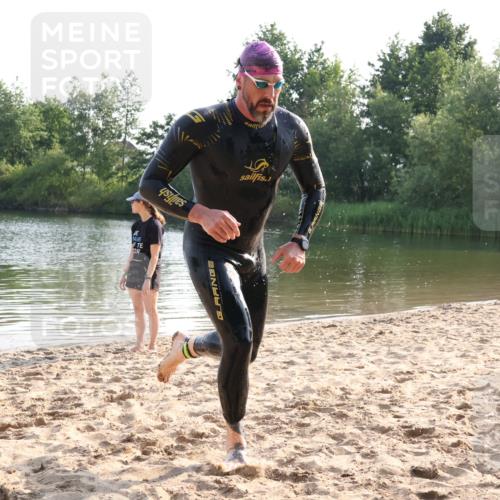 15.06.2025 - 27. Vierlanden-Triathlon Lena Gebhardt http://msf.ph/oto/8043403 15.06.2025 08:32:01 Schwimmen 30, 178 meine-sportfotos.de
