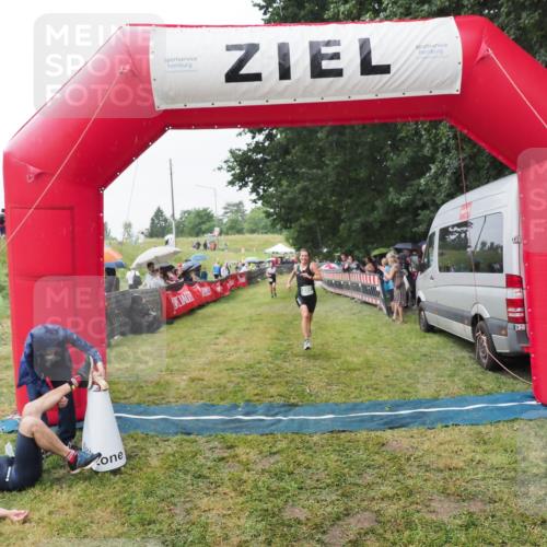 21.06.2025 - 27. Vierlanden-Triathlon MichiJ http://msf.ph/oto/8043404 15.06.2026 13:41:56 Ziel 899 meine-sportfotos.de