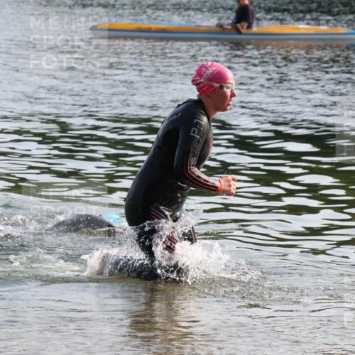15.06.2025 - 27. Vierlanden-Triathlon Lena Gebhardt http://msf.ph/oto/8043409 15.06.2025 08:32:08 Schwimmen 178 meine-sportfotos.de