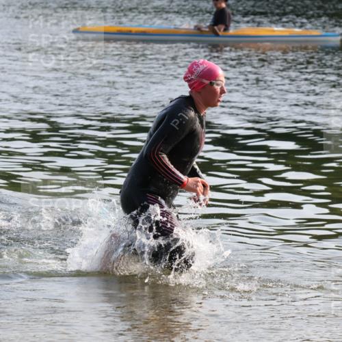 15.06.2025 - 27. Vierlanden-Triathlon Lena Gebhardt http://msf.ph/oto/8043411 15.06.2025 08:32:08 Schwimmen 178 meine-sportfotos.de