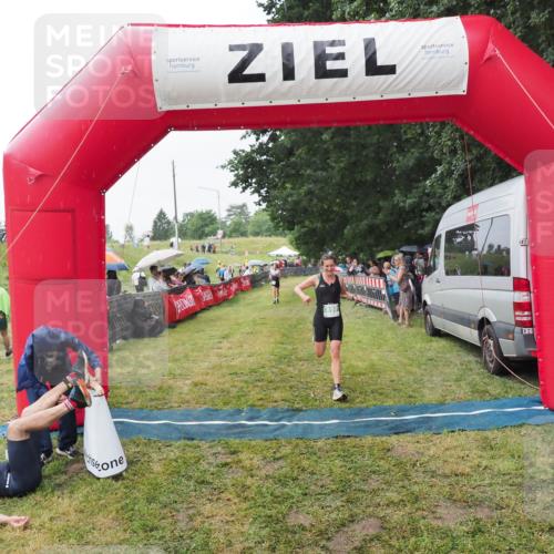 21.06.2025 - 27. Vierlanden-Triathlon MichiJ http://msf.ph/oto/8043412 15.06.2026 13:41:56 Ziel 899 meine-sportfotos.de