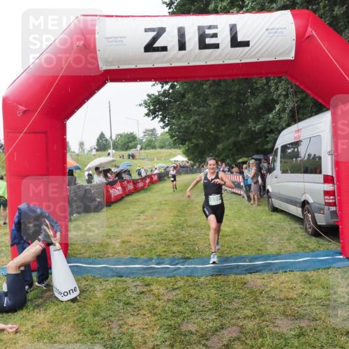21.06.2025 - 27. Vierlanden-Triathlon MichiJ http://msf.ph/oto/8043416 15.06.2026 13:41:56 Ziel 899 meine-sportfotos.de