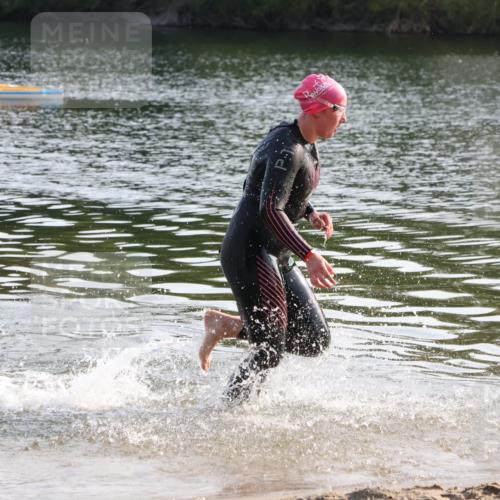 15.06.2025 - 27. Vierlanden-Triathlon Lena Gebhardt http://msf.ph/oto/8043417 15.06.2025 08:32:09 Schwimmen 178 meine-sportfotos.de