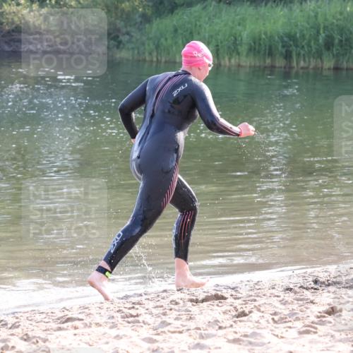15.06.2025 - 27. Vierlanden-Triathlon Lena Gebhardt http://msf.ph/oto/8043418 15.06.2025 08:32:11 Schwimmen 50, 188 meine-sportfotos.de