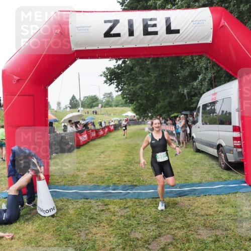 21.06.2025 - 27. Vierlanden-Triathlon MichiJ http://msf.ph/oto/8043421 15.06.2026 13:41:57 Ziel 899 meine-sportfotos.de