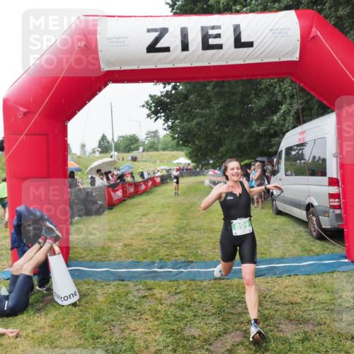 21.06.2025 - 27. Vierlanden-Triathlon MichiJ http://msf.ph/oto/8043425 15.06.2026 13:41:57 Ziel 899 meine-sportfotos.de
