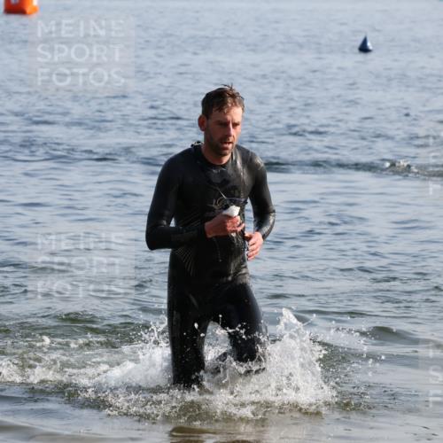 15.06.2025 - 27. Vierlanden-Triathlon Lena Gebhardt http://msf.ph/oto/8043428 15.06.2025 08:32:17 Schwimmen 50, 188 meine-sportfotos.de