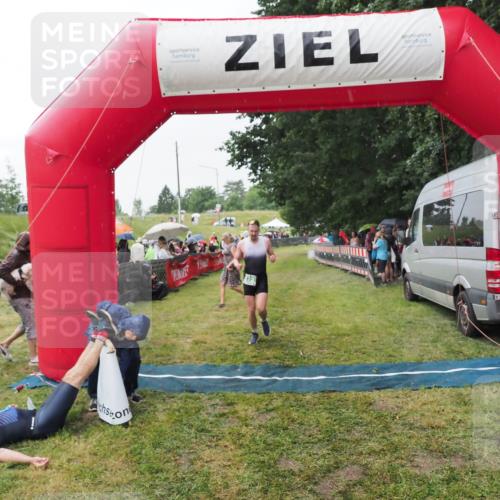 21.06.2025 - 27. Vierlanden-Triathlon MichiJ http://msf.ph/oto/8043429 15.06.2026 13:42:02 Ziel 672, 899 meine-sportfotos.de