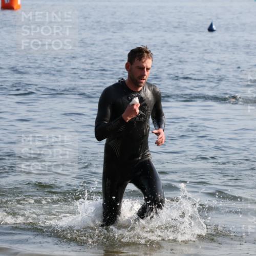 15.06.2025 - 27. Vierlanden-Triathlon Lena Gebhardt http://msf.ph/oto/8043430 15.06.2025 08:32:17 Schwimmen 50, 188 meine-sportfotos.de