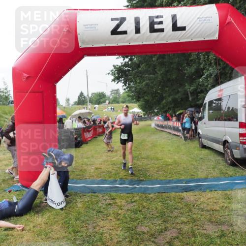 21.06.2025 - 27. Vierlanden-Triathlon MichiJ http://msf.ph/oto/8043431 15.06.2026 13:42:02 Ziel 672, 899 meine-sportfotos.de