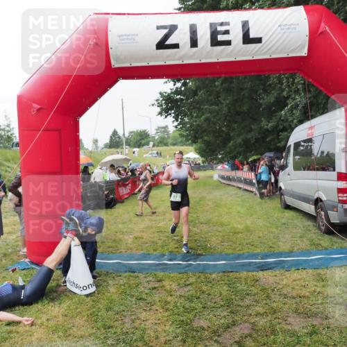 21.06.2025 - 27. Vierlanden-Triathlon MichiJ http://msf.ph/oto/8043433 15.06.2026 13:42:02 Ziel 672, 899 meine-sportfotos.de