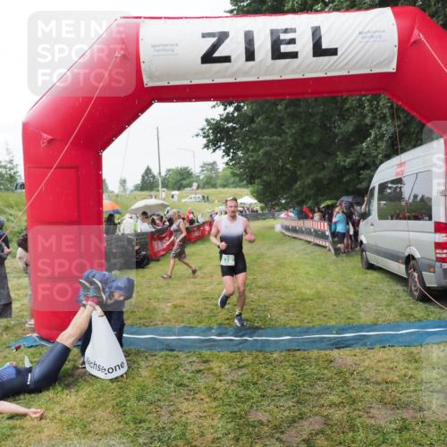 21.06.2025 - 27. Vierlanden-Triathlon MichiJ http://msf.ph/oto/8043435 15.06.2026 13:42:03 Ziel 672, 899 meine-sportfotos.de
