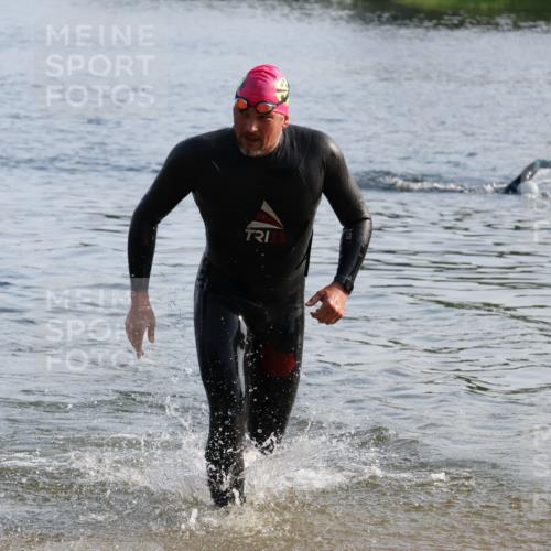 15.06.2025 - 27. Vierlanden-Triathlon Lena Gebhardt http://msf.ph/oto/8043436 15.06.2025 08:32:19 Schwimmen 50, 188 meine-sportfotos.de