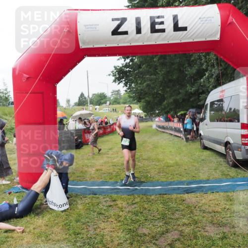 21.06.2025 - 27. Vierlanden-Triathlon MichiJ http://msf.ph/oto/8043437 15.06.2026 13:42:03 Ziel 672, 899 meine-sportfotos.de