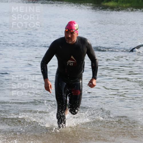 15.06.2025 - 27. Vierlanden-Triathlon Lena Gebhardt http://msf.ph/oto/8043438 15.06.2025 08:32:19 Schwimmen 50, 188 meine-sportfotos.de