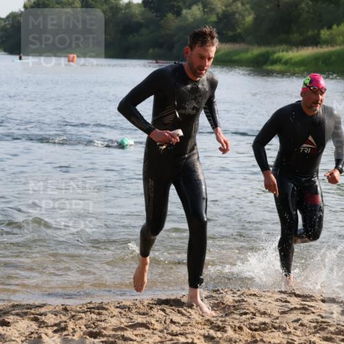 15.06.2025 - 27. Vierlanden-Triathlon Lena Gebhardt http://msf.ph/oto/8043440 15.06.2025 08:32:20 Schwimmen 50, 188 meine-sportfotos.de