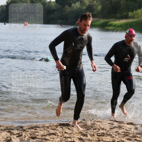 15.06.2025 - 27. Vierlanden-Triathlon Lena Gebhardt http://msf.ph/oto/8043442 15.06.2025 08:32:20 Schwimmen 50, 188 meine-sportfotos.de