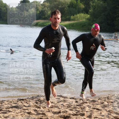 15.06.2025 - 27. Vierlanden-Triathlon Lena Gebhardt http://msf.ph/oto/8043444 15.06.2025 08:32:20 Schwimmen 50, 188 meine-sportfotos.de